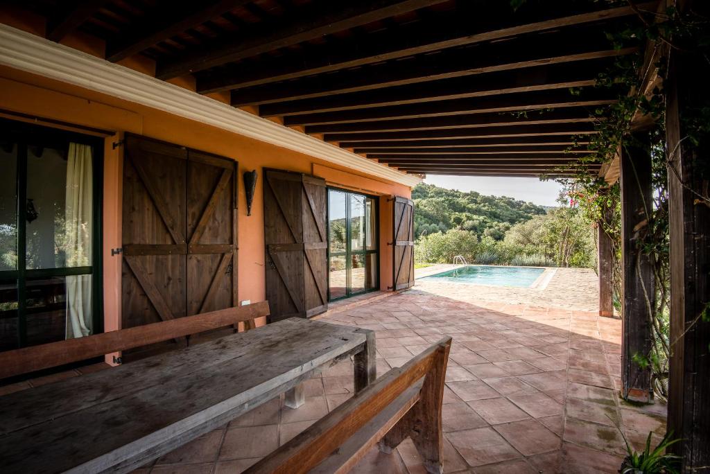 The swimming pool at or close to Casa Alvarianes