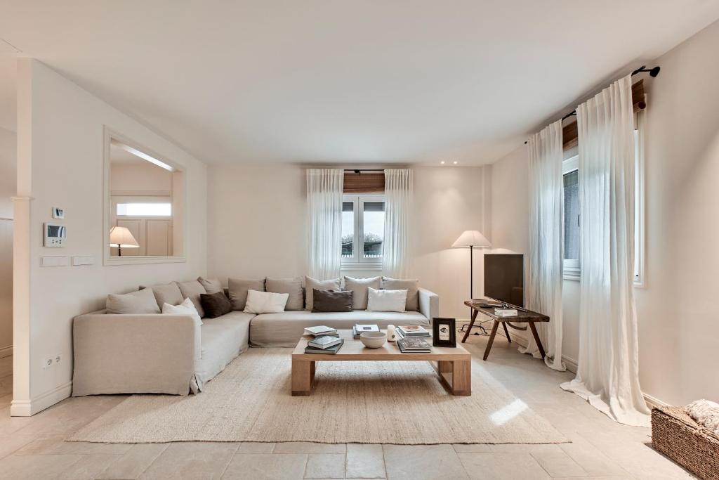 a living room with a couch and a coffee table at Casa Das Ferreñas in Melide