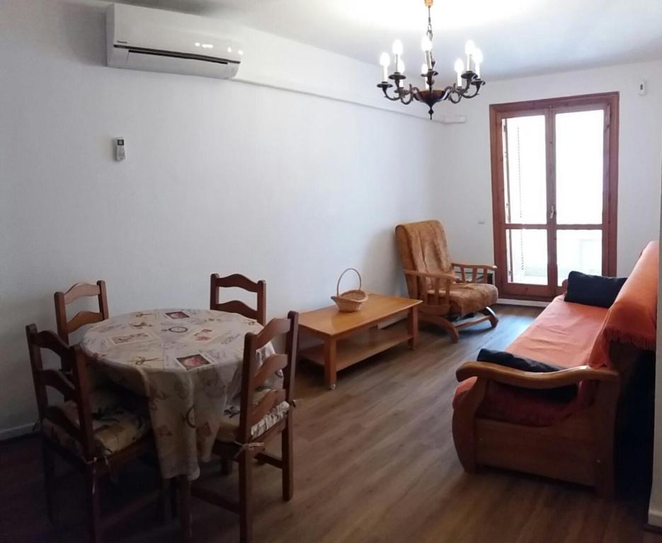 sala de estar con mesa, sillas y sofá en Calle Rafal, en Torrevieja