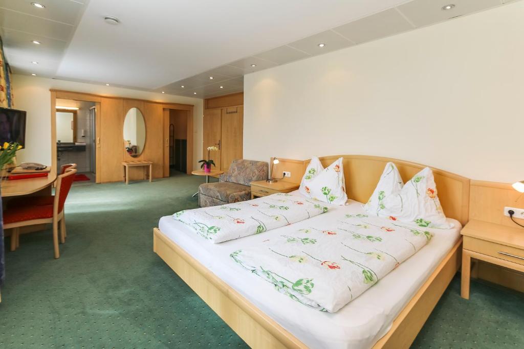 Postel nebo postele na pokoji v ubytování Alpenhotel Tauernstüberl