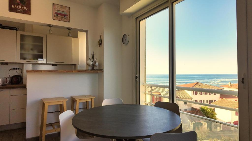 a table and chairs in a kitchen with a large window at Central View, Hossegor, Plage, Famille in Hossegor