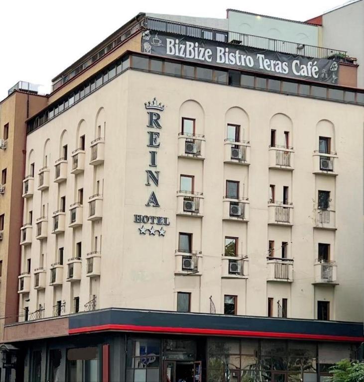 ein Gebäude mit einem Schild an der Seite in der Unterkunft Hotel Reina in Bukarest
