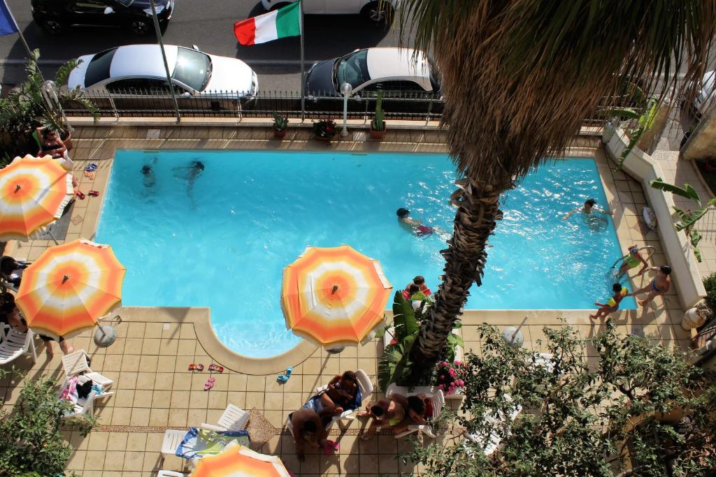 Bazén v ubytování Lion's Hotel nebo v jeho okolí