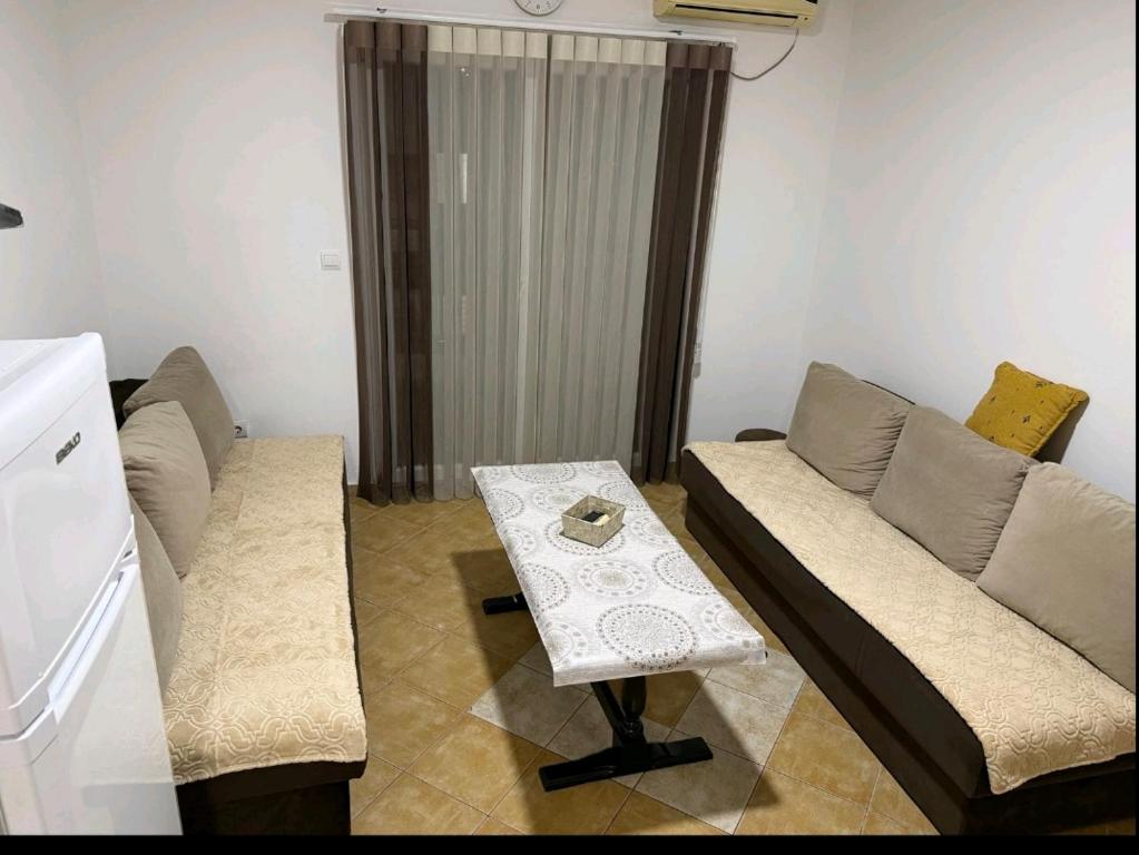 ein Wohnzimmer mit Sofa und Tisch in der Unterkunft apartman "Sutorina" in Igalo