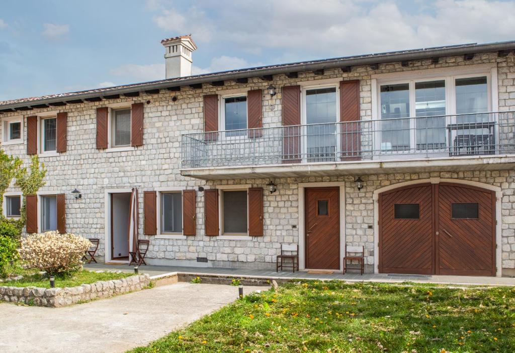 ein Backsteinhaus mit einem Balkon auf dem Dach in der Unterkunft Ai Foresti in Castello dʼAviano