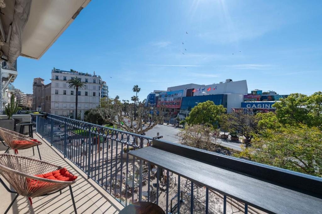 2-Br Facing Palais des Congrès Cannes City Centre