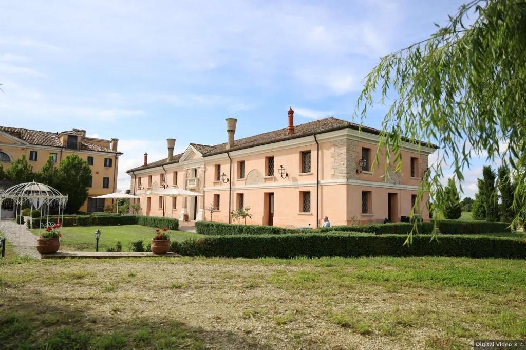 a large house with a garden in front of it at Agriturismo Villa Anconetta in Loreo