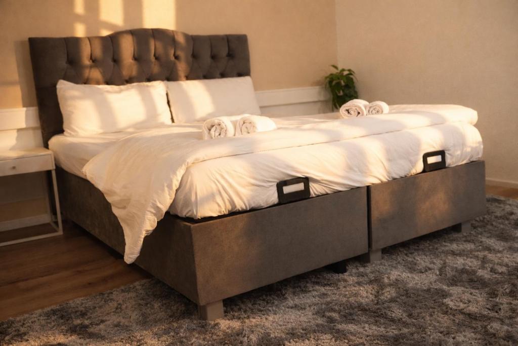 a bedroom with a large bed with white sheets at Deluxe Urban Stay in Linz
