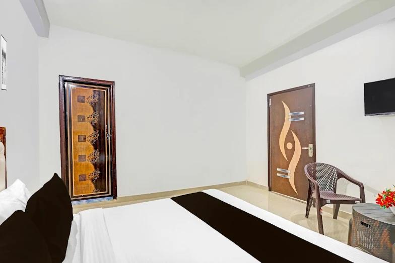 a room with a bed and a chair in it at Hotel o Skylight in New Delhi