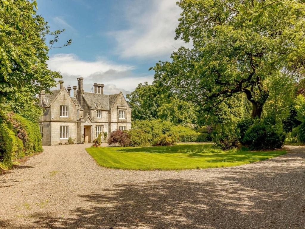 an old country house with a gravel driveway at 7 Bed in Dollar oc-88668 in Powmill