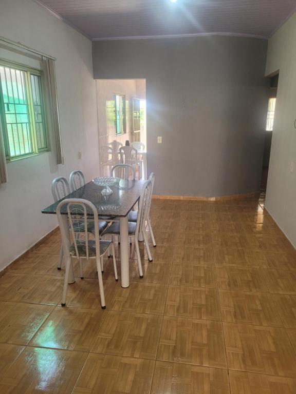 a dining room with a table and chairs at Casa Correntina BA 3 quartos in Correntina