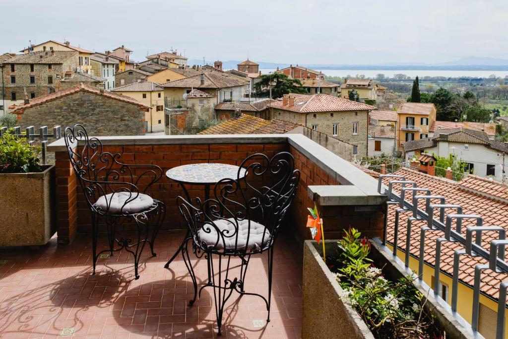 a balcony with two chairs and a table on a building at Appartamento Melo Grano in Tuoro sul Trasimeno