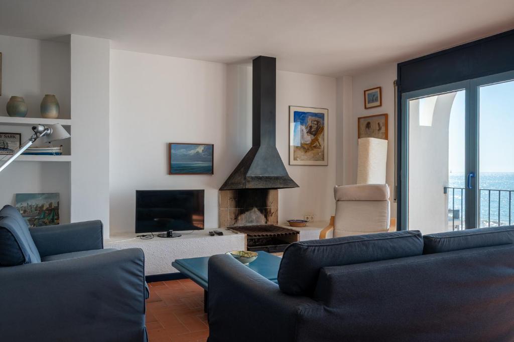 a living room with a couch and a fireplace at AT303 Vistas de la playa de Altafulla, casa en primera línea in Altafulla