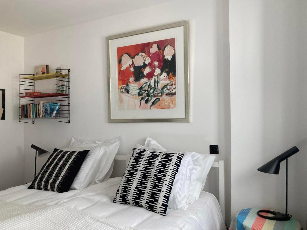 a bedroom with a white bed and a painting on the wall at Bed & Breakfast Bep - Klein aber fein in Naumburg