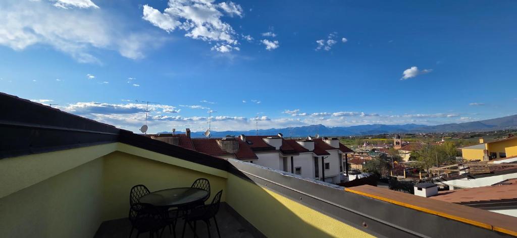 a balcony with chairs and a view of a city at Mars' apartment in Cavalcaselle
