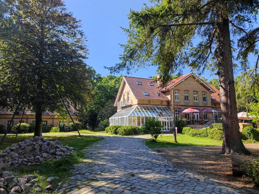 a driveway leading to a house at Hotel Schlösschen Sundische Wiese Zingst in Zingst