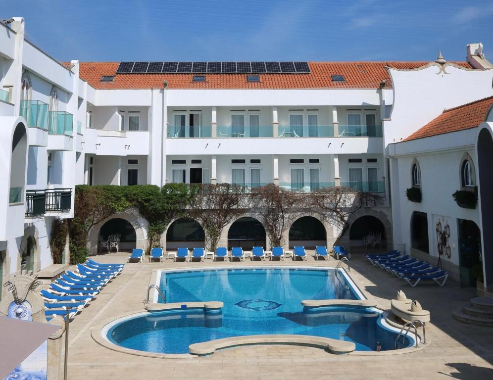ein Schwimmbad vor einem Gebäude in der Unterkunft Hotel Suave Mar in Esposende