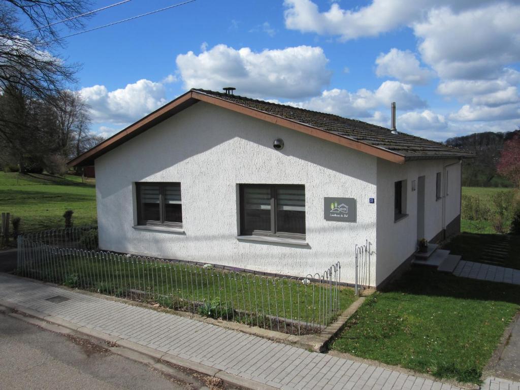 a white house with a fence in front of it at Landhaus de Bel in Hergenrath