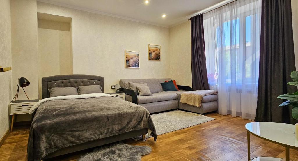 Zatyshni apartamenty zi skhovyshchem, parkovkoiu, kondytsionerom Tsentr Kryvoho Rohu