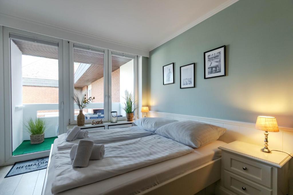 a large bed in a room with a window at Top gelegene Ferienwohnung mit Balkon direkt im Zentrum von SPO in Böhl