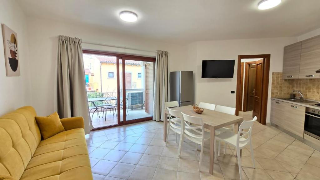 a living room with a couch and a table and a kitchen at Centrale! Comodo appartamento a Palau con parking! in Palau
