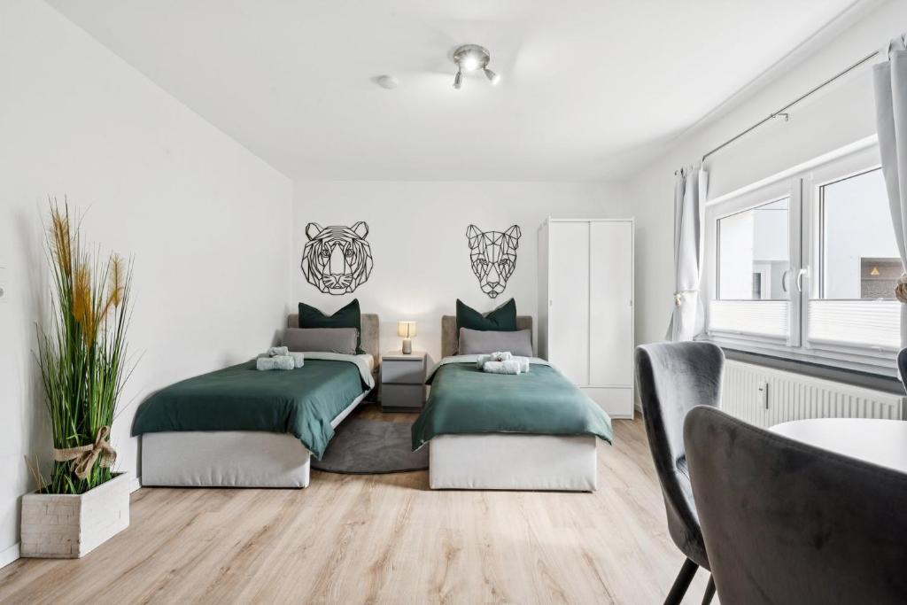 a bedroom with two beds and a couch at Übernachtung an der A2 in Braunschweig