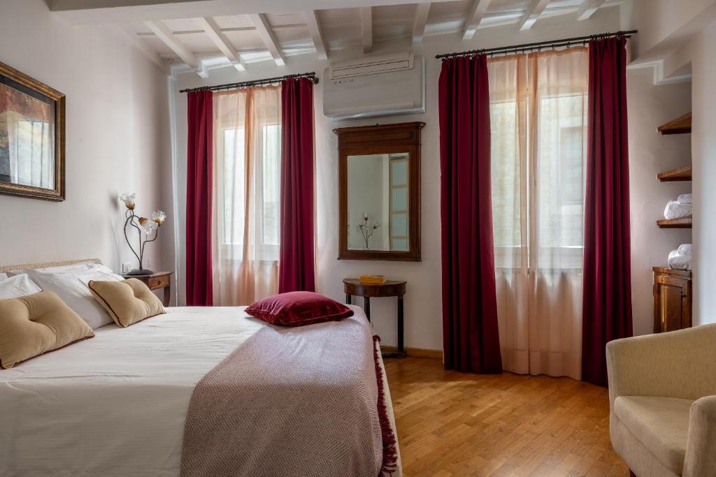 Santa Croce Historic Apartment by Maison Florence