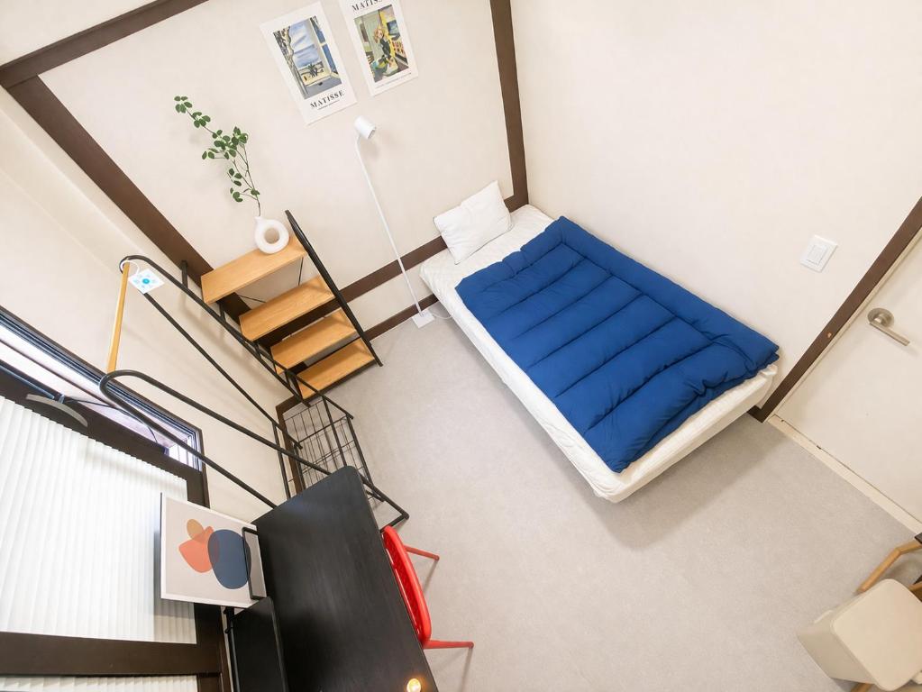 an overhead view of a small room with a bed at 더스테이365 스탠다드 in Seoul