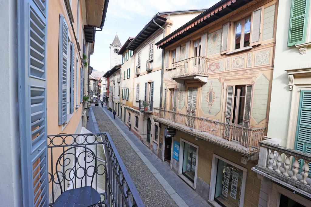 an alley in an old town with a balcony at Casa Olaf in Cannobio