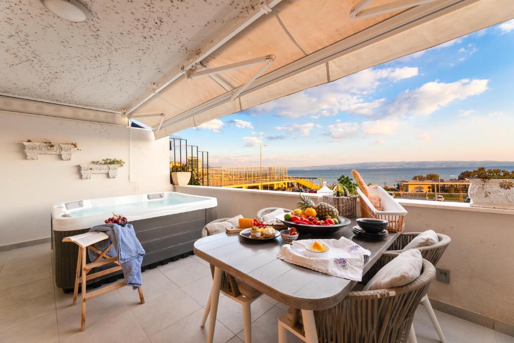 VELEBIS SUPERIOR APARTMENT - luxurious one-room apartment with jacuzzi - prestigious location by the sea in the new city center of Žnjan - panoramic view of the sea and islands - free garage parking