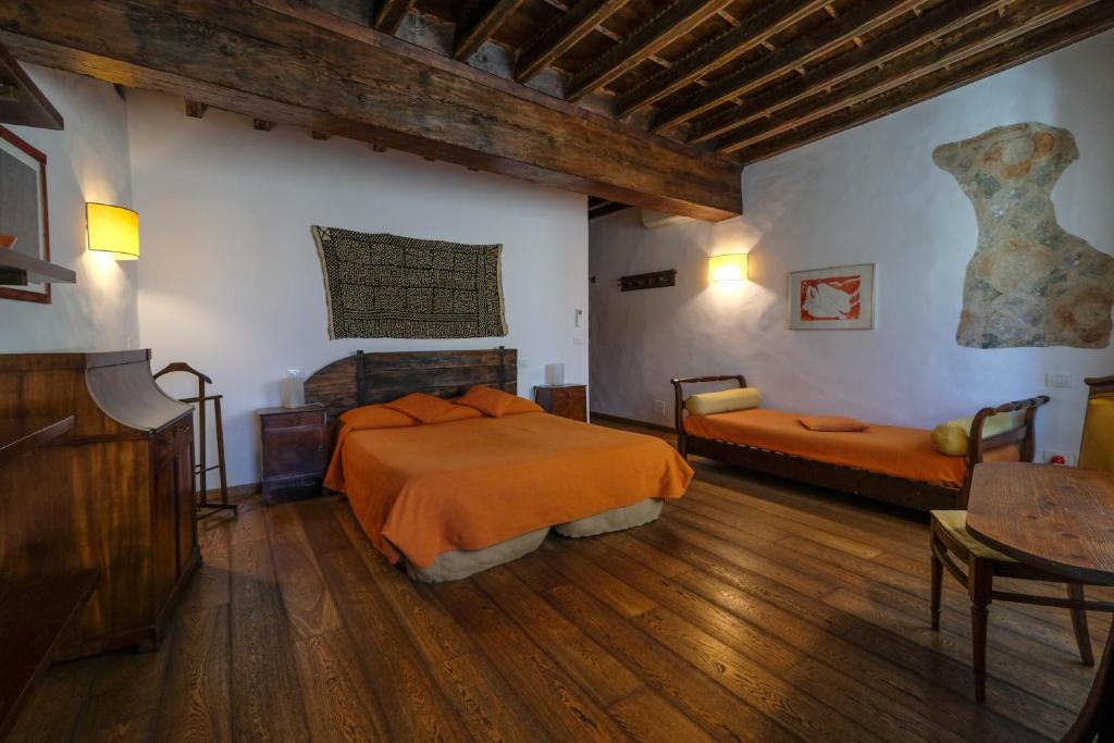 ein Schlafzimmer mit 2 Betten und einem Sofa in einem Zimmer in der Unterkunft B&B Bonsignori in Florenz