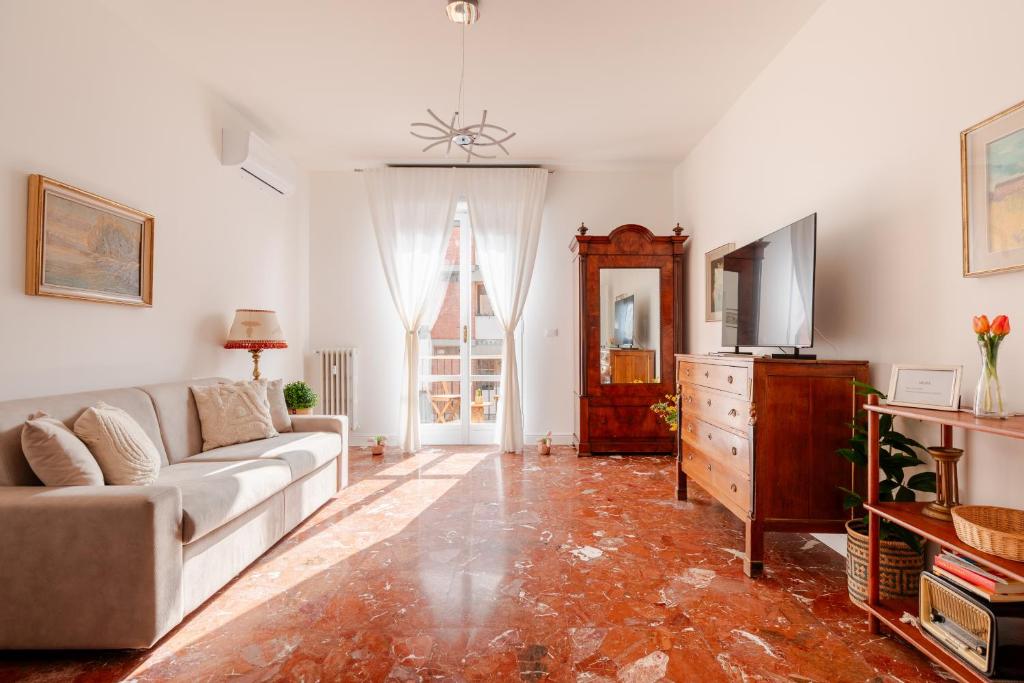 a living room with a couch and a tv at Casa Bra-Z 10m da Arena Verona e Stazione Porta Nuova - 7Px in Verona