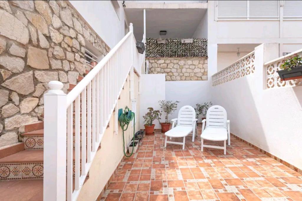 Stylish & Fully furnished 3 Bedrooms Flat-4 min Walk to Albufereta beach