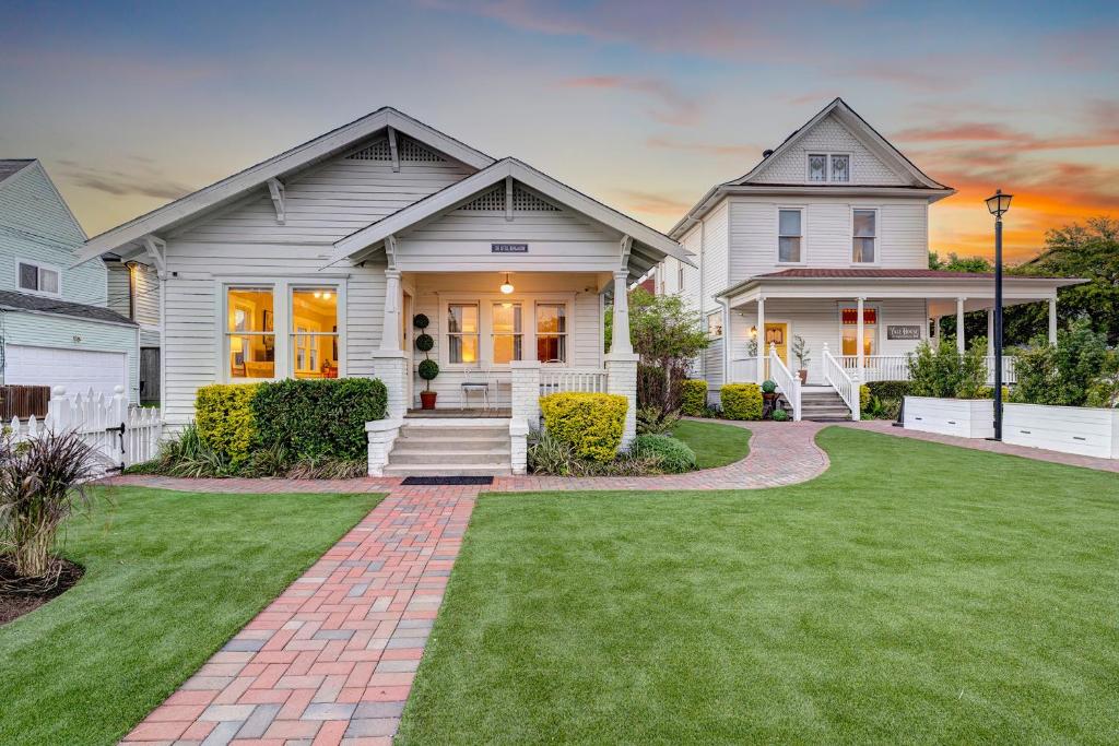 a house with a green lawn in front of it at Heights Ironworks Bed & Breakfast in Houston