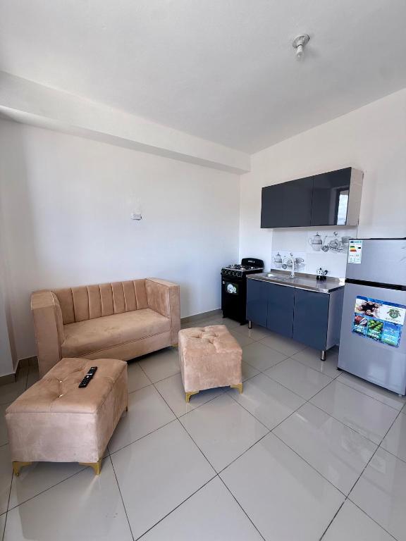 a living room with a couch and a kitchen at Aparta Hotel Mi Dulce Amanecer 2 in Cabrera