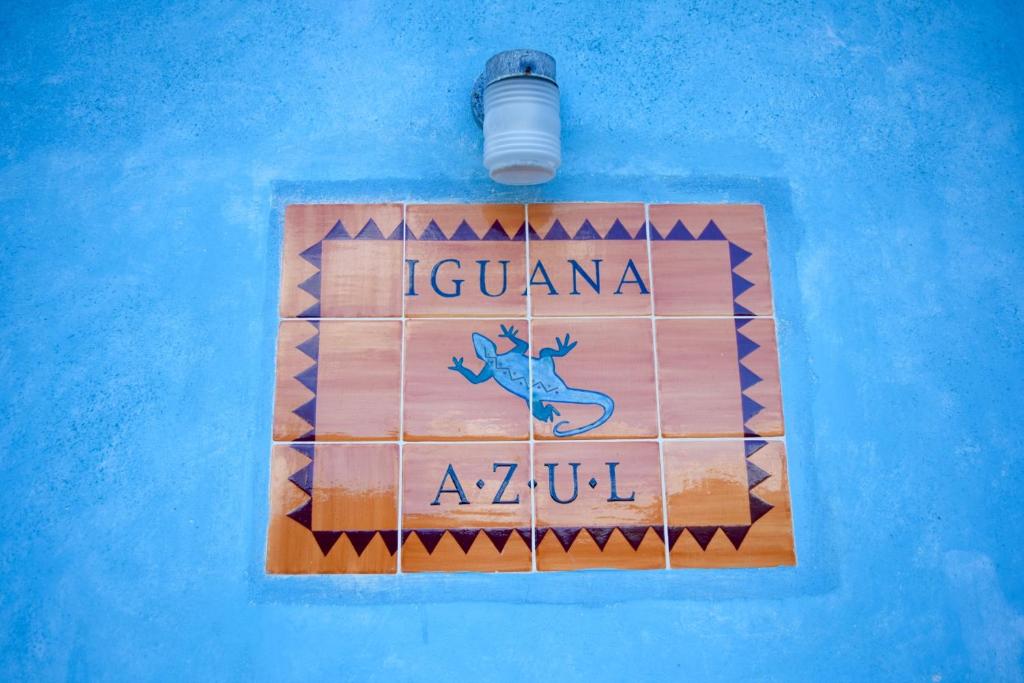 un cartello per una moschea con una luce sopra di Hostel Iguana Azul a Rovine di Copán