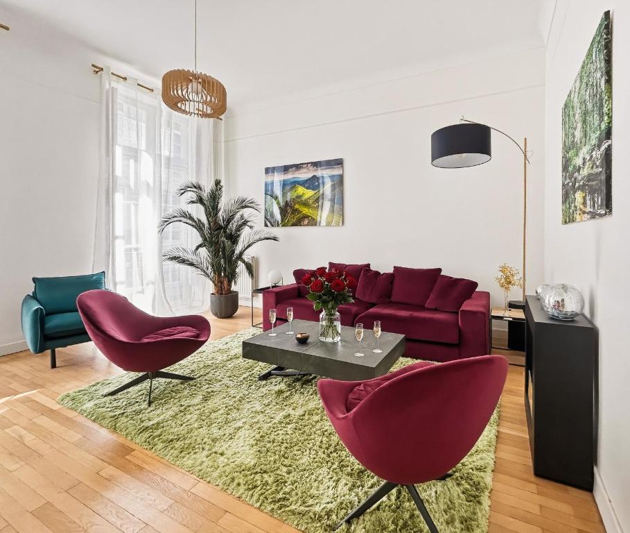 a living room with a red couch and chairs at Osez Nantes cœur de ville! T3 chic et spacieux in Nantes