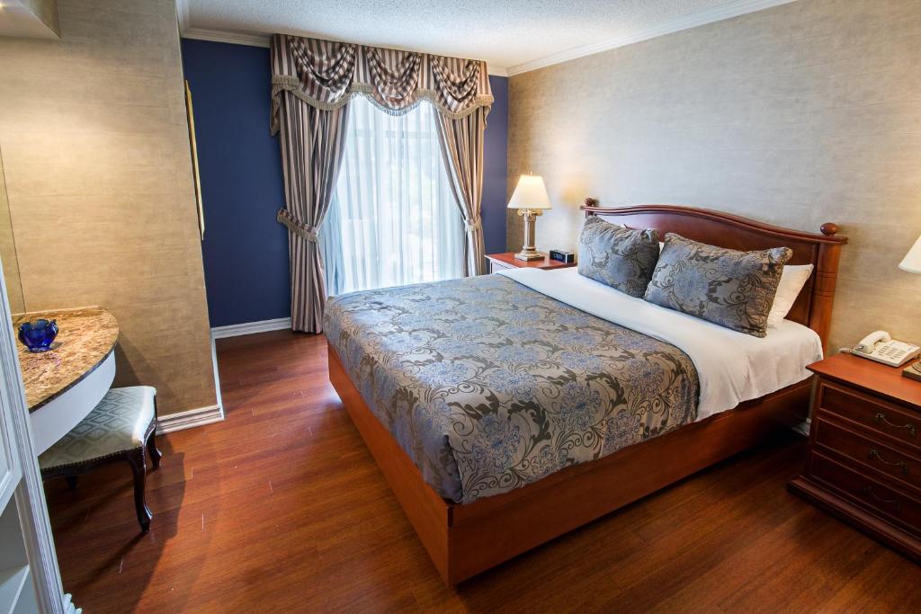 
Interior Garden Balcony Suite, 1 Queen Bed and 1 Queen Murphy Bed
