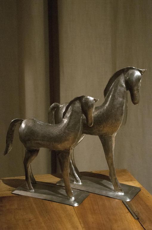 a bronze statue of two horses on a table at Chambres d&#39;hôtes - L&#39;Ecurie Obernai in Obernai