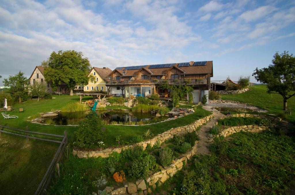 伊布斯河畔魏德霍芬的住宿－比奧霍夫艾本鮑爾旅館，享有花园房屋的空中景致