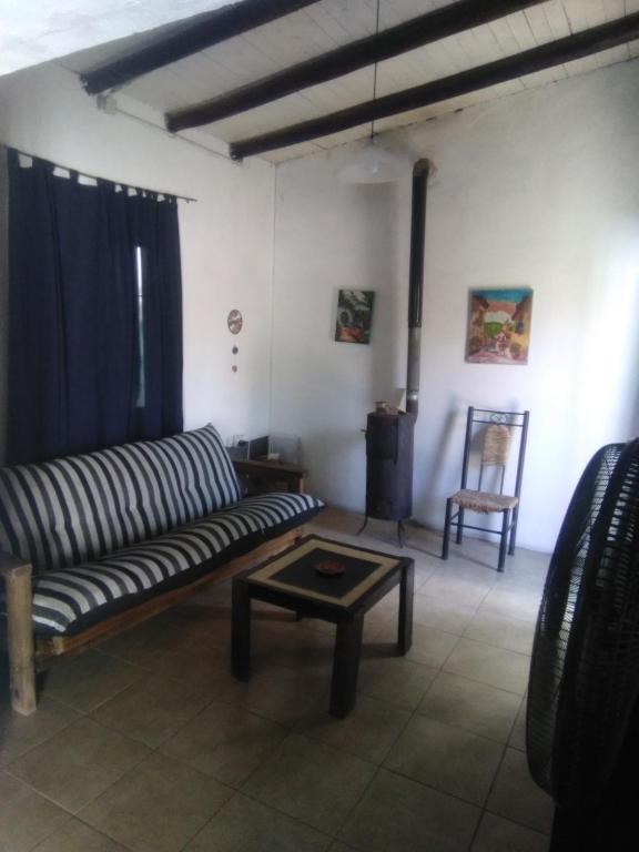 a living room with a couch and a coffee table at Mendoza Junín aceptamos tarjetas in Junín