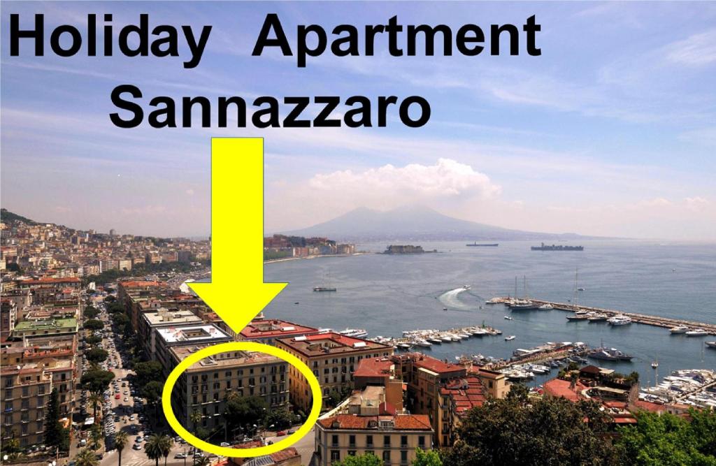 ナポリにあるCasa Sannazzaroの黄矢印の港を指す空中の街並み