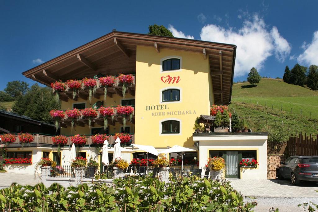 ein Hotel mit Blumen vor einem Gebäude in der Unterkunft Hotel Eder Michaela in Saalbach-Hinterglemm