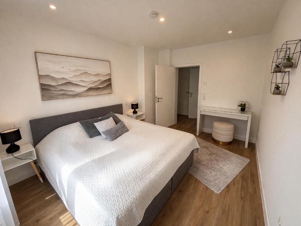 a bedroom with a large white bed in a room at Heide-deluxe in Soltau