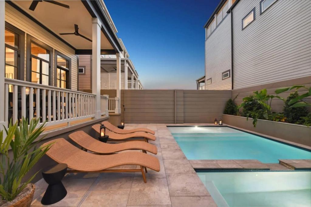 a backyard with a swimming pool and a house at New Luxury Home Heated Pool & Spa in New Orleans