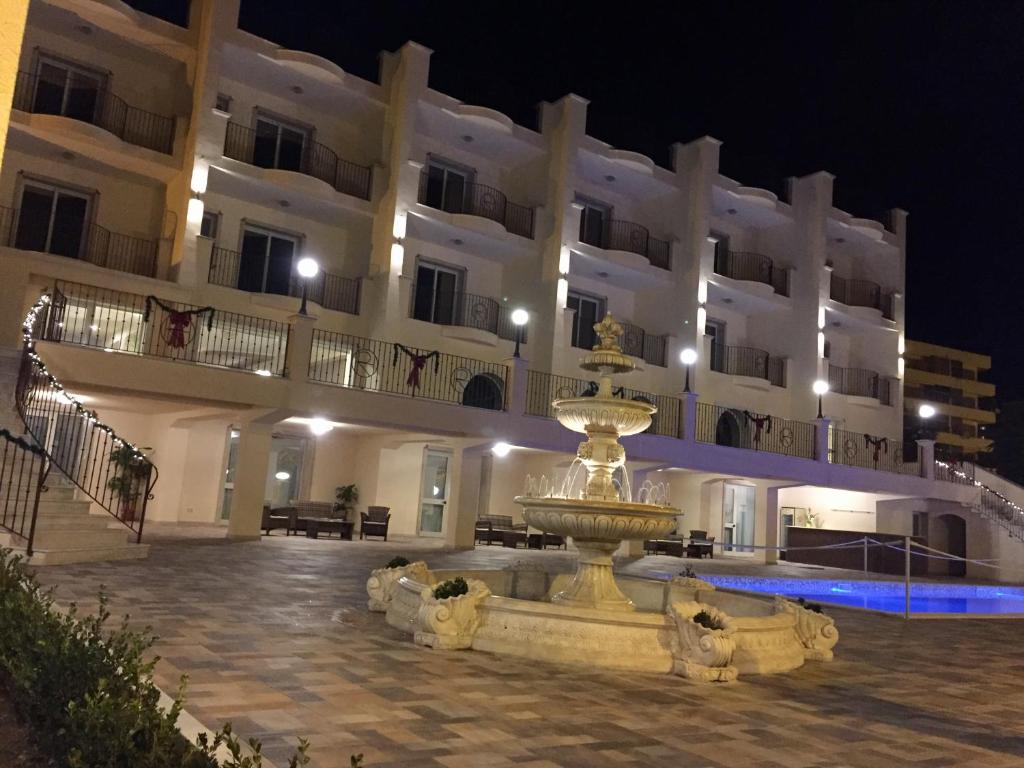 Bazén v ubytování Hotel Riviera Palace nebo v jeho okolí