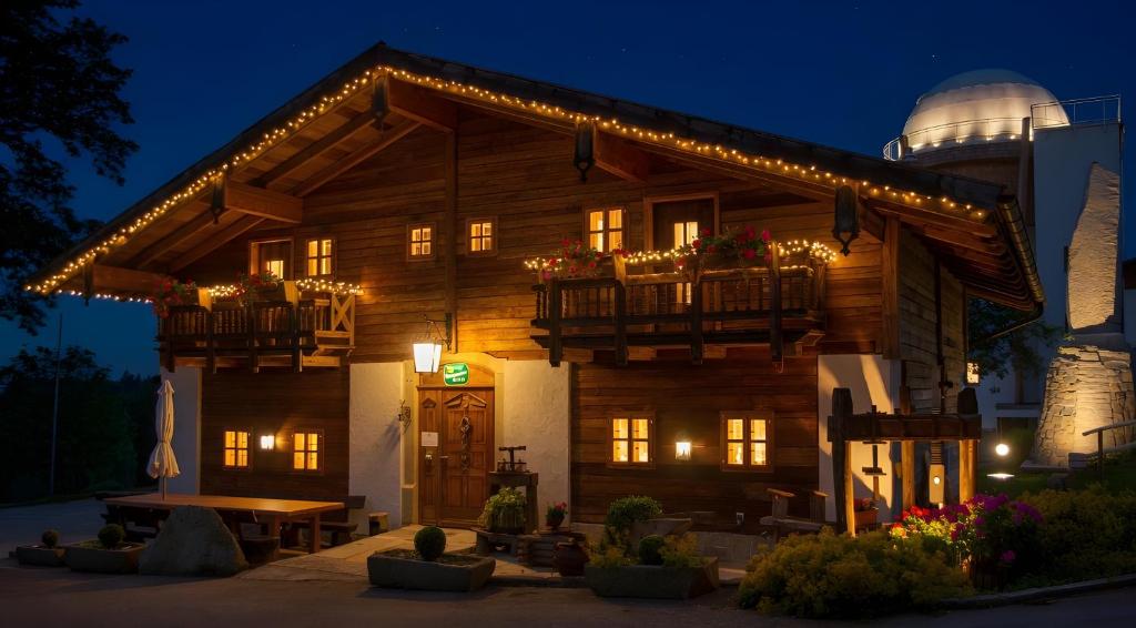 ein Holzhaus mit Balkon und Sternwarte in der Unterkunft Topfit Leisure Park Freinberg Country Suites und Lodges in Freinberg