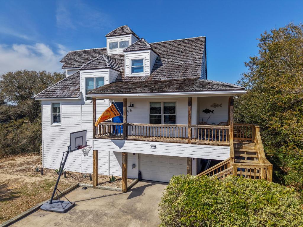 Waterfront luxury w-beach resort-pool-golf-tennis-fishing & views!