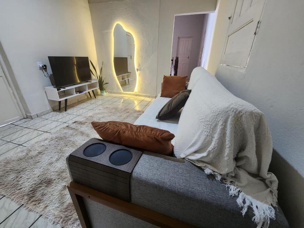 a large bed in a room with a tv at Casa simples e funcional in Aimorés
