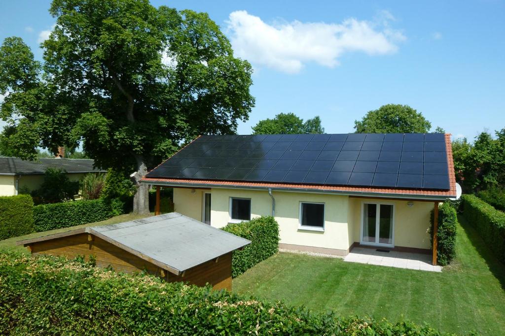 a house with solar panels on the roof at Ferienwohnung Haus Vietzen 2 in Rechlin